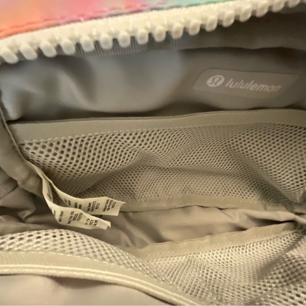 Lululemon Everywhere Belt Bag in Prism Wash Print Multi Vapor - Picture 5 of 6